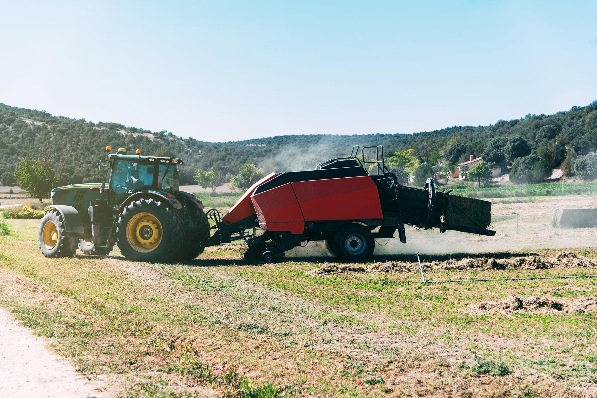 tractor medio campo cultivo 657883 551